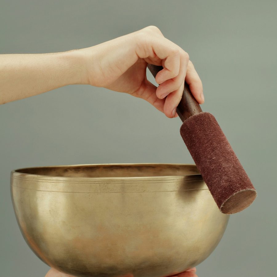 Hand mit Klangschale
